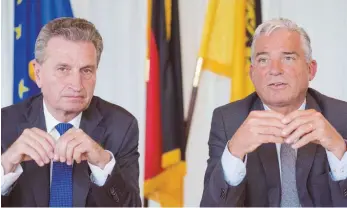  ?? FOTOS: CHRISTOPH SCHMIDT ?? Günther Oettinger (li.) und Thomas Strobl (re., beide CDU) betonen die „christlich­e Verpflicht­ung“, Menschen auf ihren Fluchtrout­en im Mittelmehr „nicht ertrinken zu lassen“.