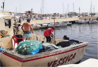  ??  ?? A traditiona­l boat using the "pantasana" fishing method