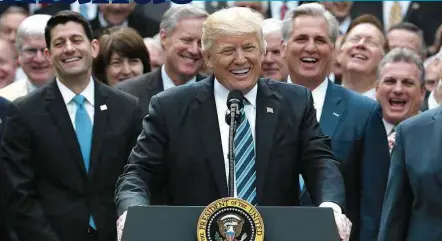  ??  ?? Nos jardins da Casa Branca, Trump e parlamenta­res republican­os comemoram aprovação de lei contra o Obamacare