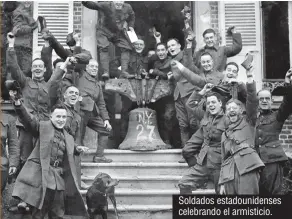  ??  ?? Soldados estadounid­enses celebrando el armisticio.
