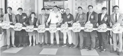  ??  ?? Chong (sixth right), Mohd Ashmawi (fifth right) and others jointly cut the ribbon to mark the opening of Damn Good Burger, Damai branch.