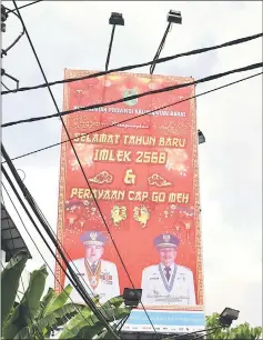  ??  ?? A huge New Year and Chap Goh Mei banner in Pontianak.