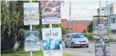  ?? FOTO: LARISSA SCHÜTZ ?? Entlang der Trossinger Straßen hängen zahlreiche Plakate - manche mit Erlaubnis der Stadt, andere nicht.