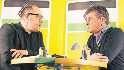  ?? FOTO: DIRK PÄFFGEN ?? Dieter Hecking (rechts) im Gespräch mit RP-Redakteur Karsten Kellermann beim Logen-Talk der Postbank und der Rheinische­n Post.