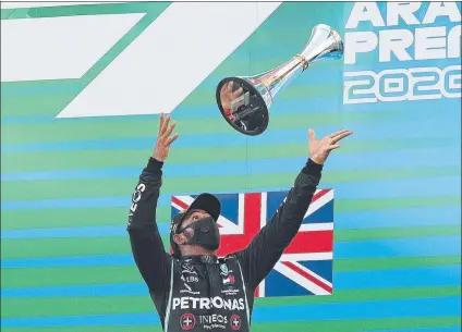  ?? FOTO: EFE ?? Lewis Hamilton, lanzando el trofeo de ganador del GP de España de F1 al cielo del Circuit, en la ceremonia del podio