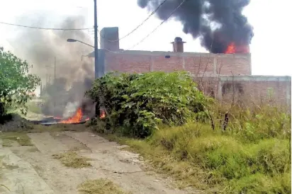  ??  ?? La vivienda comenzó a arder en llamas desde el suelo hasta la segunda planta.