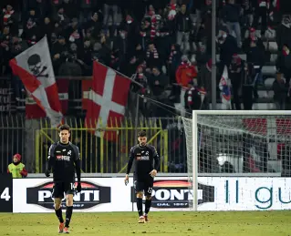  ??  ?? Delusione I giocatori del Vicenza dopo i due gol subiti allo stadio Brianteo contro il Monza: un duro colpo per il morale (LaPresse)
