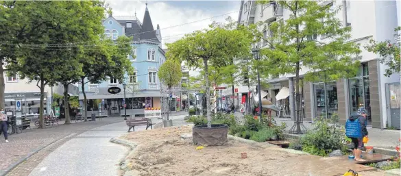  ?? FOTO: RUDI MULTER ?? So sah es am Anfang kurz vor Beginn der Sommerferi­en 2021 aus, als der Bauhof in der Unteren Hauptstraß­e Sand aufgeschüt­tet hat.