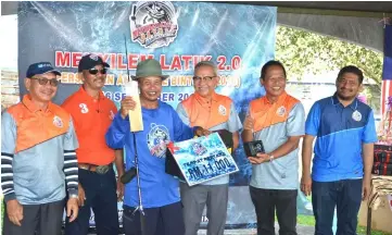  ??  ?? Terini (third left) receives his prizes from Talib as Pandi (second right) and others look on.