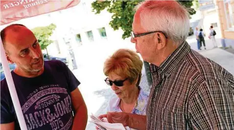  ??  ?? Redakteure und Leser treffen sich unterm OTZ-Sonnenschi­rm: Hier ist Peter Hagen (l.) auf dem Bad Lobenstein­er Markt im Gespräch mit Renate und Hans-Joachim Taut aus der Kurstadt – übrigens auch ein Wiedersehe­n zwischen ehemaligem Schüler und Lehrerin....