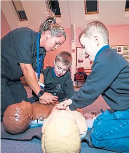  ?? Picture: Steve Brown. ?? Kelly Walker giving a first aid lesson.