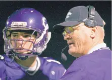  ?? ANDY DELISLE/ASSOCIATED PRESS FILE ?? Clovis coach Eric Roanhaus confers with quarterbac­k Jordan Mendoza during a 2006 home game against Hobbs. Roanhaus said Wednesday he is stepping away after 44 years with the program.