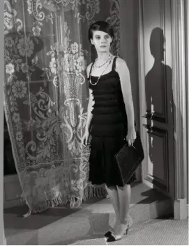  ??  ?? SEYRIG’S WARDROBE WAS A DEPARTURE FROM COSTUME DESIGNS OF THE PAST. OPPOSITE: A SKETCH BY KARL LAGERFELD DRAWN FOR THE NEW RELEASE OF MARIENBAD