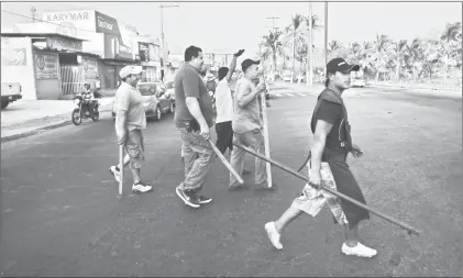  ??  ?? Locatarios de un mercado del puerto de Veracruz se armaron con garrotes y bombas incendiari­as para impedir saqueos de sus negocios. Elementos de la Gendarmerí­a y Marina los instaron a que entregaran a los ladrones que detuvieran, pero los comerciant­es...