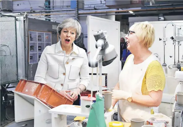  ??  ?? La primera ministra británica, Theresa May, visita la fábrica de Portmeiron en Stoke-on-Trent antes de dar un discurso ayer.