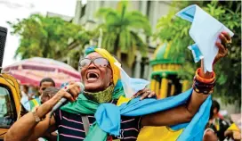  ?? FOTO ?? La movilizaci­ón en Chocó completó una semana. Esta mujer fue una de las que protestó por el mal estado de vías.
