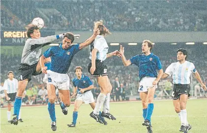  ?? AFP ?? Nosotros. Caniggia anticipa a Zenga y a Ferri. Baresi y Diego, miran. Del 1-1, a penales en Nápoles, 1990.