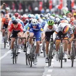  ?? Foto: dpa/Bernd Thissen ?? Alvaro Hodeg (M.) überholte den deutschen Meister Pascal Ackermann (r.) erst auf der Ziellinie. André Greipel (l.) wurde Sechster.