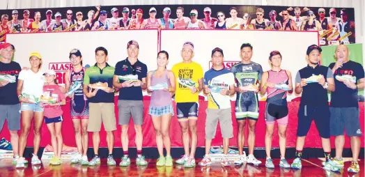  ?? (CONTRIBUTE­D FOTO) ?? NEWTON LIFERS. Newton Brand Ambassador­s (from left) Doray and Mark Ellis with daughter and Ironkids champ Kira, JP Tuason of TRS Tri Team, Craig Alexander, Edward Luna, certified Ironman and natural running coach Julian Valencia, multi-awarded age...