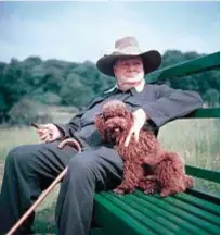 ??  ?? Winston Churchill (1874-1965) Lo statista britannico fu premio Nobel per la letteratur­a nel 1953. Sopra, con uno dei suoi cani, un barboncino. Chiamava la sua depression­e "the black dog", il cane nero