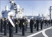  ??  ?? La musique des équipages de la flotte était là pour saluer l’arrivée du chef des armées.