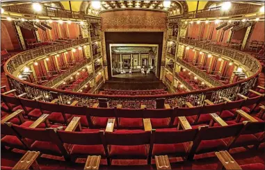  ??  ?? LA SALA Es el espacio más importante del teatro. Se salvó del incendio de 1961 gracias a la pericia de Víctor Roo, un trabajador que accionó el telón de seguridad.