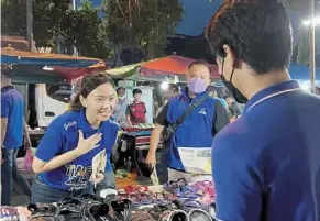  ?? ?? Wong meeting constituen­ts during her campaign walkabout at the Lobak Night market in seremban.