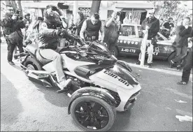  ??  ?? El aspirante del PRI, Mikel Arriola, participó en una rodada en motociclet­a de la colonia Roma a Jardines del Pedregal ■ Foto Cristina Rodríguez