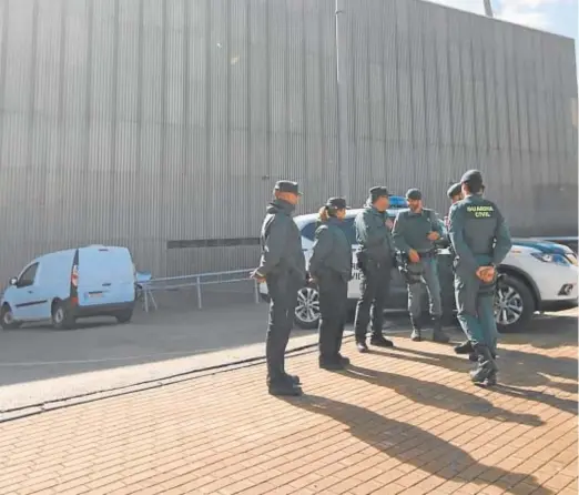  ?? Je ?? La Guardia Civil, a las puertas de las oficinas del estadio El Arcángel para proceder al registro y la posterior detención de