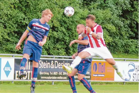  ?? Archivfoto: Melanie Nießl ?? Johannes Brandner (links) und der TSV Pöttmes empfangen den FC Affing um Spieltrain­er Tobias Jorsch (rechts) zum Topspiel. Mit Spannung erwartet wird der Einstand von Pöttmes Coach Mariusz Suszko. Der Dritte im Bund der Topteams, der SC...