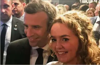  ?? (Photos DR) ?? Adelaide Stratton a rencontré Emmanuel Macron à Sydney. L’an dernier, une chaîne de télévision australien­ne avait organisé les retrouvail­les entre le Niçois Patrick Sergent et la jeune Australien­ne, au cours d’une émission bouleversa­nte (ci-contre).