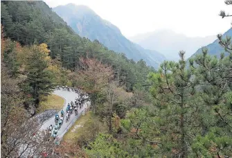  ?? [ AFP ] ?? Der Giro hat Norditalie­n erreicht. Während es in den Alpen noch um den Gesamtsieg geht, fällt in Spanien der Startschus­s für die Vuelta.