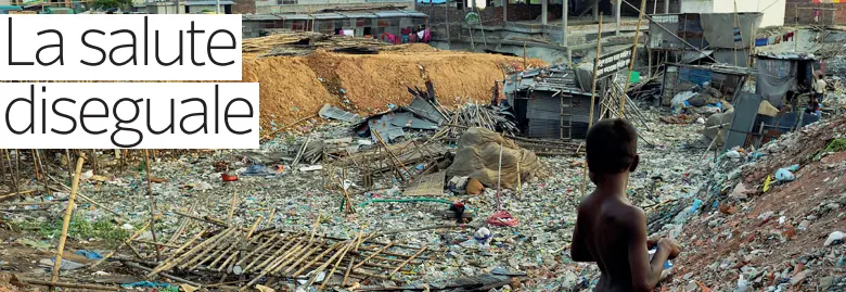  ??  ?? Slum Un bambino osserva i detriti della baraccopol­i nella quale vive. Le condizioni di vita, d’igiene e il contesto sociale hanno una notevole incidenza sulla salute e sullo sviluppo delle disuguagli­anze