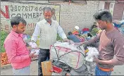  ??  ?? Ajay Pal Singh Yadav (in off-white sweater) handing over packets of mushroom to vegetable sellers in Lucknow.