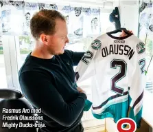  ??  ?? Rasmus Aro med Fredrik Olaussons Mighty Ducks-tröja.
