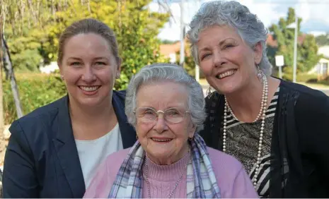  ?? PHOTO: CHARLOTTE LAM ?? THREE GENERATION­S: Hazel Joyce Slatter (centre) with two of her 104 descendant­s, granddaugh­ter Melissa Denny (left) and daughter Judy Knights.