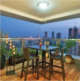  ??  ?? Dixit home, Mumbai: Compact outdoor green space