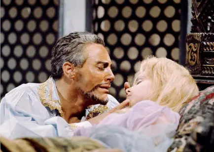  ??  ?? Mario Del Monaco in scena con l’Otello di Giuseppe Verdi nel 1965. Il tenore interpretò quel ruolo in 427 recite
