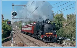  ?? RICHARD BOYCE ?? A2 Class 4-6-0 No. 986 hauls the recently-restored ‘Tait’ cars through the Melbourne suburbs on May 22.