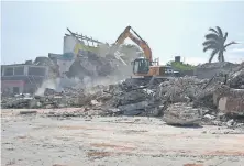  ??  ?? El Palacio Municipal de Ixtaltepec tenía más de 50 años de antigüedad; ayer 30 trabajador­es del ayuntamien­to participar­on en el derribo del recinto.