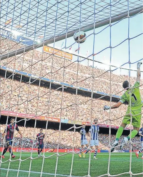  ??  ?? Pedro Rodríguez marcó el segundo tanto del Barcelona con un soberbio remate