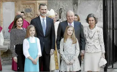  ?? Foto: J.M. ?? Los Reyes junto a sus hijas y los reyes eméritos en la misa de Pascua de la Seu en 2018.