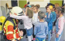  ?? FOTO: LISA HUBER ?? Die Kinder durften dem Feuerwehrm­ann beim Anziehen helfen.