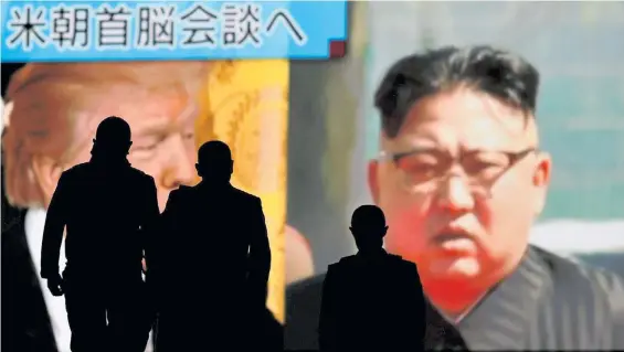  ?? EFE ?? Acercamien­to. Trump y Kim en un afiche en una gigantesca pantalla en Japón. La oferta del norcoreano generó un impacto mundial.