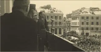  ??  ?? Le général de Gaulle est acclamé par la foule à Nice, le  avril , la veille de l’attaque de l’Authion dans les Alpes-Maritimes. Ce massif, occupé par les Allemands, va être repris par la première division française libre ( DFL).
ère
(DR)