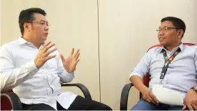  ?? ALDO NELBERT BANAYNAL ?? Philippine Drug Enforcemen­t Agency - 7 Director Yogi Filemon Ruiz (left) speaks with The FREEMAN news editor Fred Languido about the drug situation in Central Visayas.