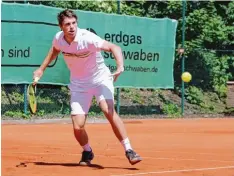  ??  ?? Den Ball im Blick: Johannes Fleischman­n war im Finale der U21 Männer klar überle gen und gewann mit 6:1 und 6:3.