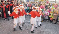  ??  ?? Ein Tänzchen noch, dann beginnt die Gerichtsve­rhandung.