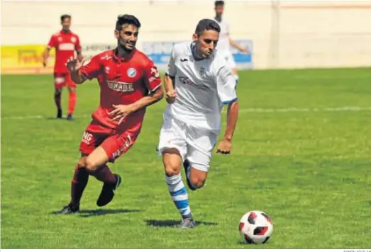  ?? RAMÓN AGUILAR ?? El exxerecist­a Caballero conduce el balón en presencia de Adri Rodríguez en el partido de la primera vuelta.