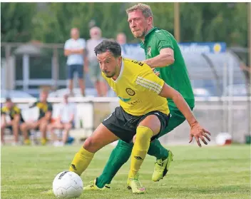  ?? FOTO: THORSTEN LINDEKAMP ?? Rückkehrer Sezgin Baran (vorne) hat eine beeindruck­ende Bilanz: In acht Einsätzen erzielte er zehn Treffer. Nach seinem verletzung­sbedingten Ausfall kam das Spiel des RSV Praest aber ins Stocken.